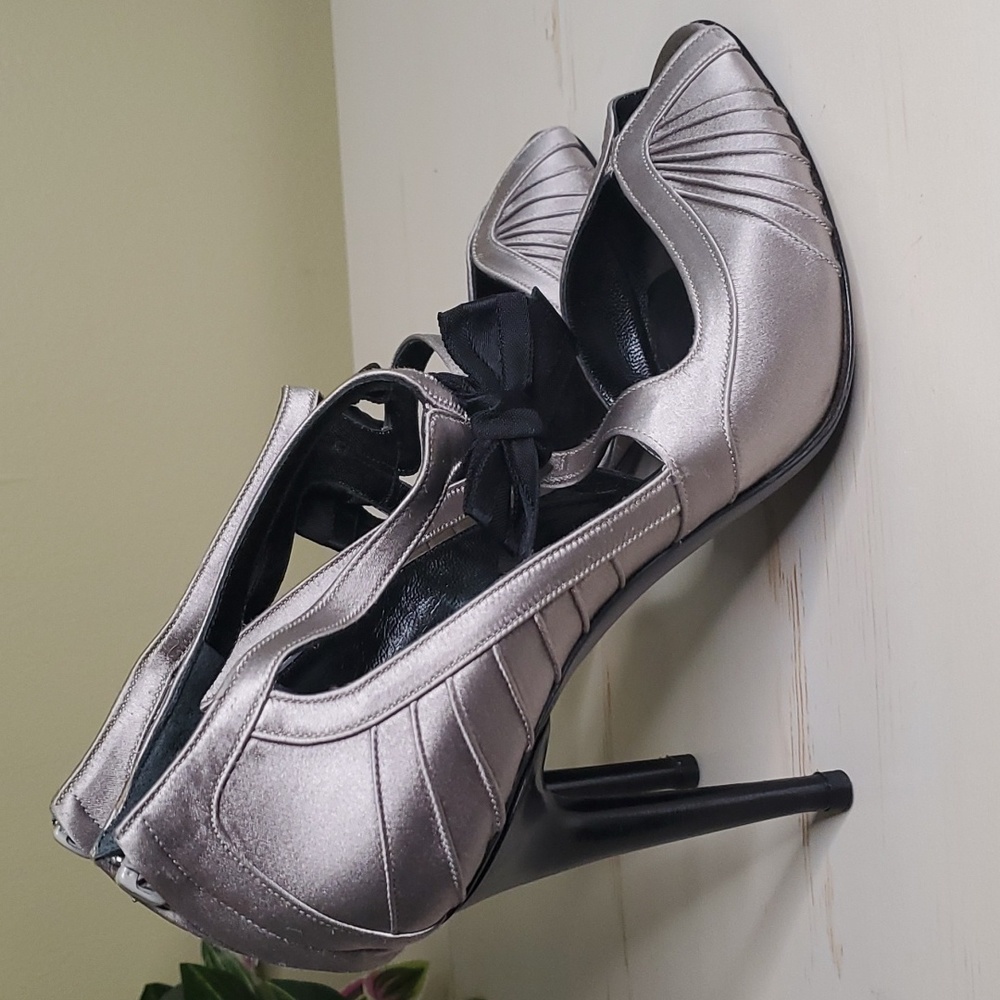 Gucci | Silver Satin Ruched Peep-toe Stiletto Pumps with Bow Accent 37B - Picture 4 of 10